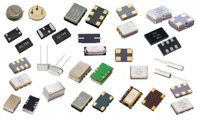 Kelalle pakattuja elektroniikkakomponentteja odottamassa kokoonpanoa Comtec Labsilla
