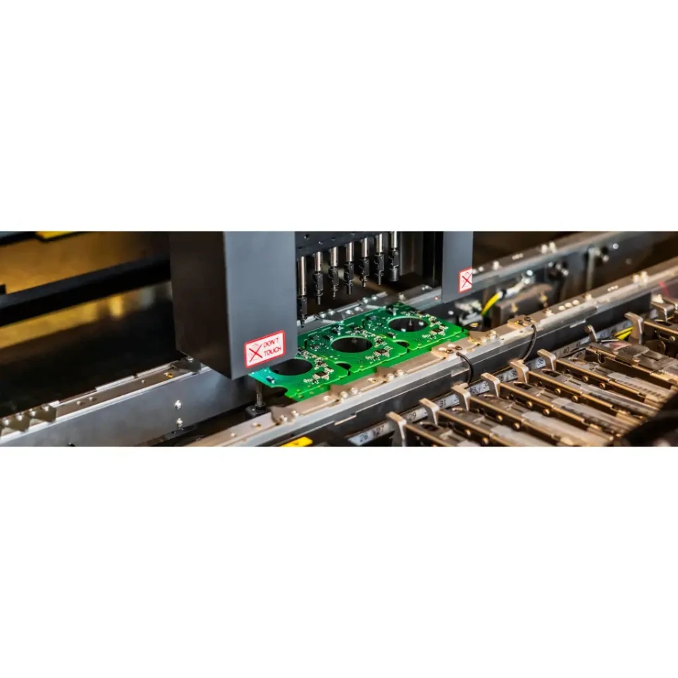 Comtec Labsin SMT-linjalla koottu piirilevy